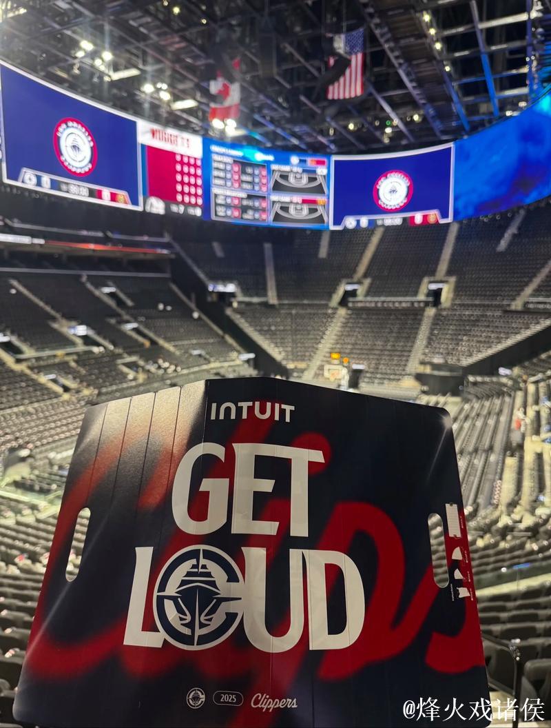 船记：快船主场球馆的球迷出口已经挤满了要离场的球迷